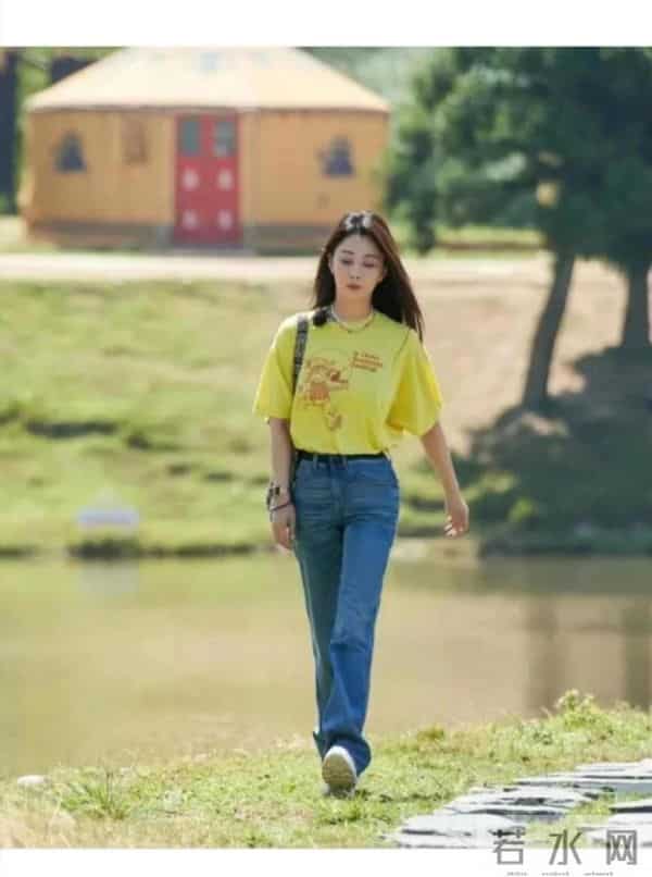 46岁殷桃又在穿搭上做减法，牛仔裙+帽子+长卷发，高级感轻而易举