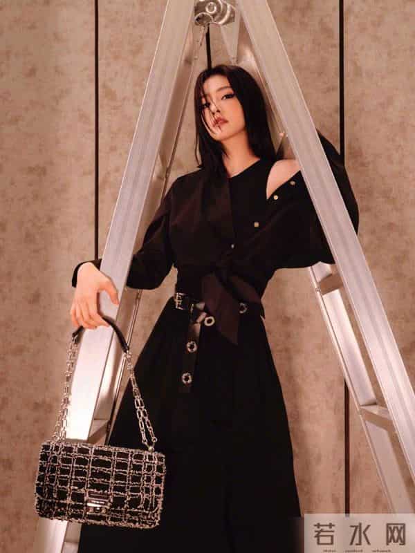 白鹿登上嘉人封面，展现出简洁、时尚、舒适的都市时尚风格