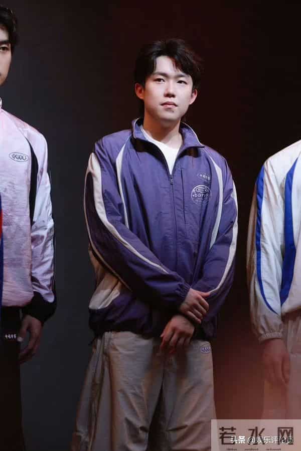 王楚钦 复古运动风炸街！率性穿搭演绎夏日潮流天花板！