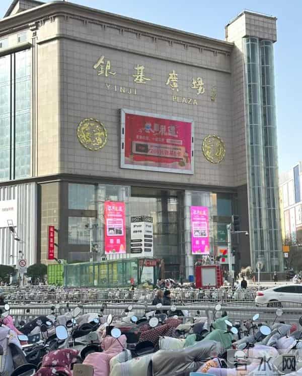 暖冬压货寒潮救场，排骨羽绒服卖疯了！