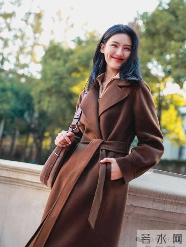 这是见过最好看的大衣搭配之一，简约大气，谁见都夸年轻