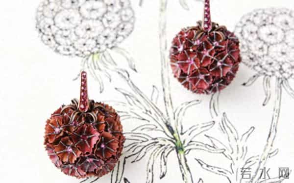 『珠宝』Hemmerle 推出 Scabiosa Stellata 铜制耳环：星芒松虫草