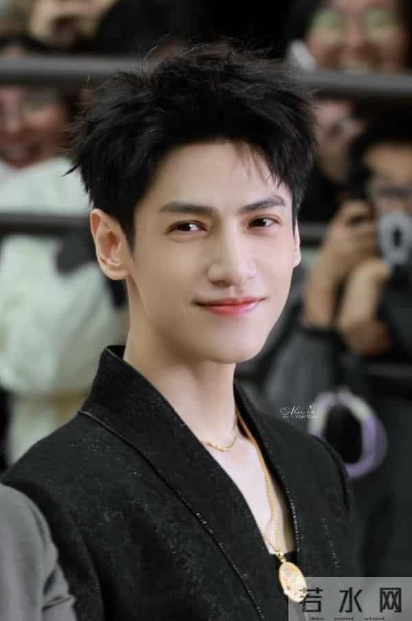 罗云熙空降杭州状态不佳！脸颊凹陷瘦成皮包骨，笑容诡异引热议