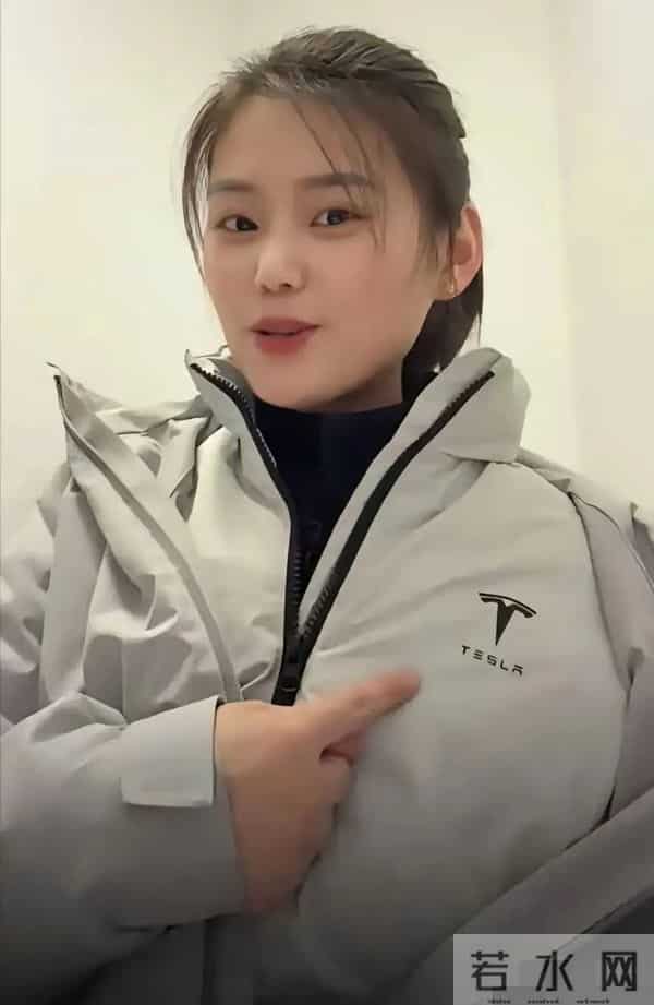 特斯拉员工晒工服他们一年四季都不用买衣服人家这衣服本来就漂亮