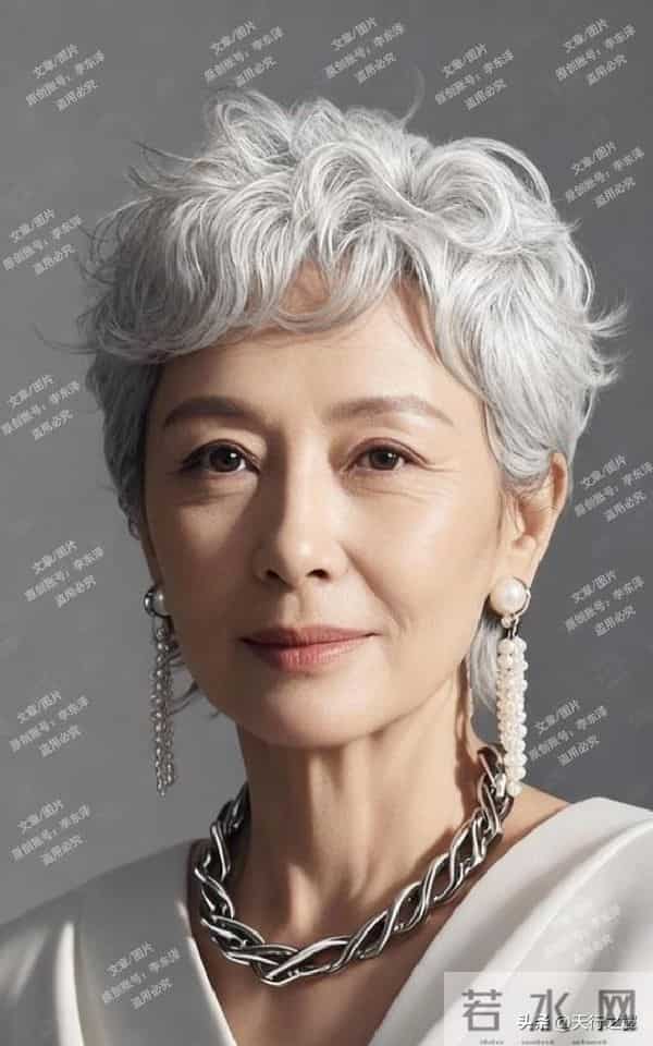 60岁的阿姨怕白发显老！接纳后把白发变成加分项，反而更有范儿