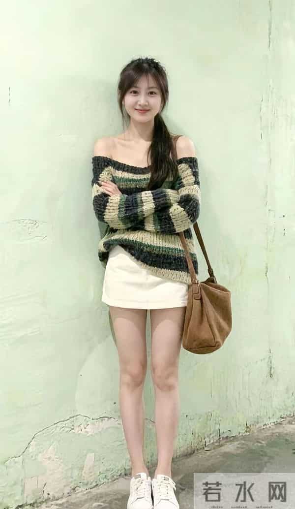 好清纯的穿搭，条纹撞色毛衣+小白裙，真的是少女范十足