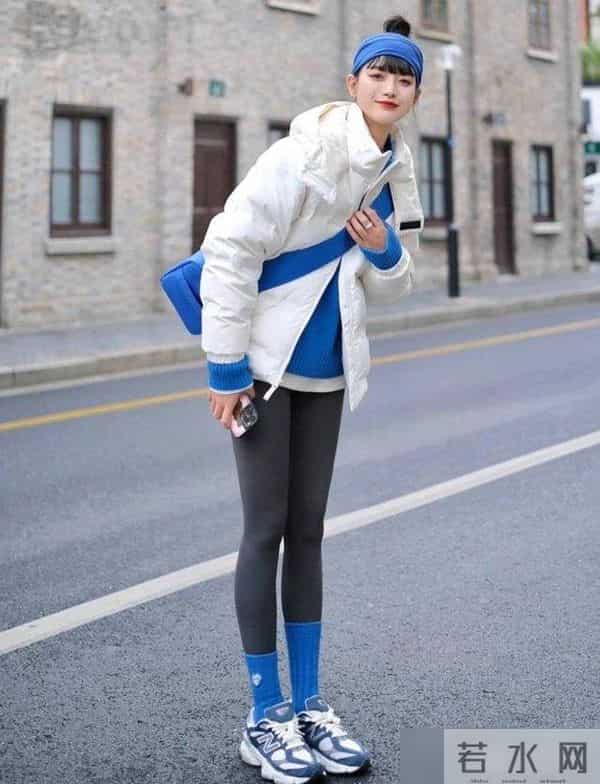 被杭州街拍惊艳了！满街都是“冬服+瑜伽裤”，洋气时髦又保暖