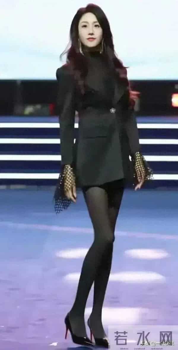 评委比模特都要漂亮，身材简直是天花板，身材高挑，气质优雅迷人