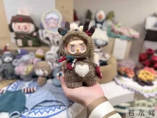 虹口小店太会了！LABUBU 穿冬装 + 苹果同款，体验型消费玩出新花样～