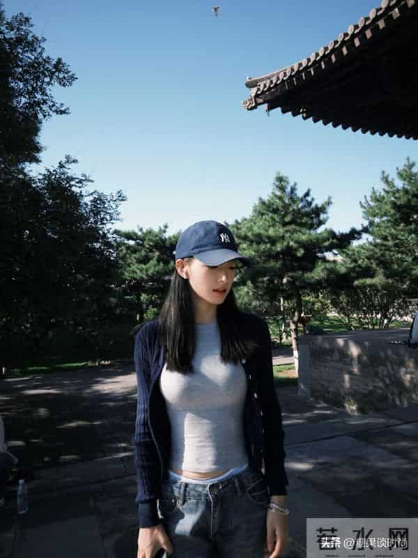 最喜欢这种“高冷”风穿搭，藏蓝色开衫+牛仔裤，给人以想象空间