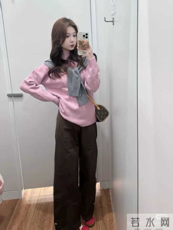 优衣库粉色毛衣+棕咖色直筒裤！