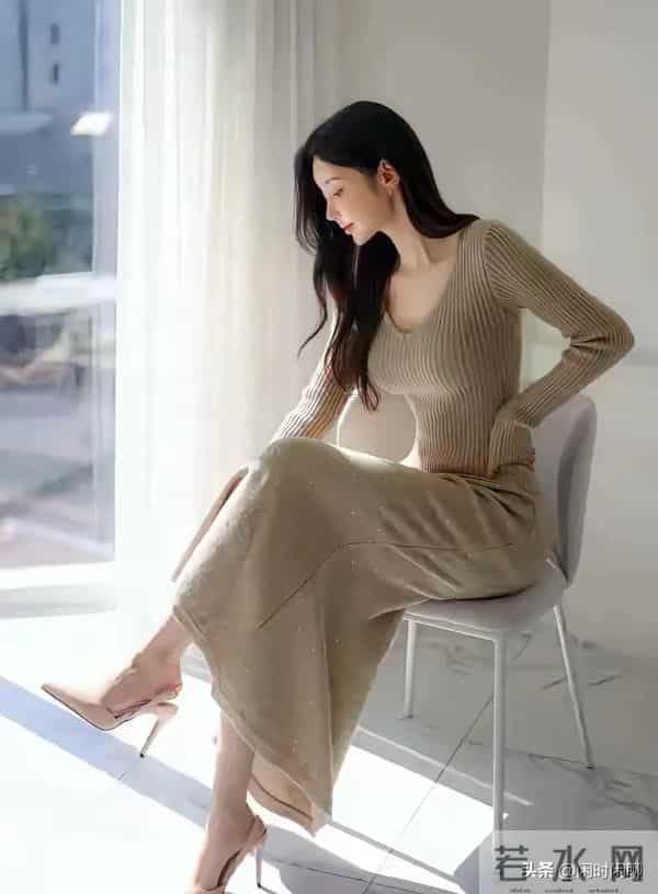 浅米色V领针织衫搭配修身鱼尾裙，简约优雅，凸显身材曲线。