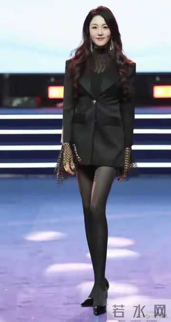 裁判比模特还要漂亮，身材简直无敌了身材火辣，气质优雅迷人！