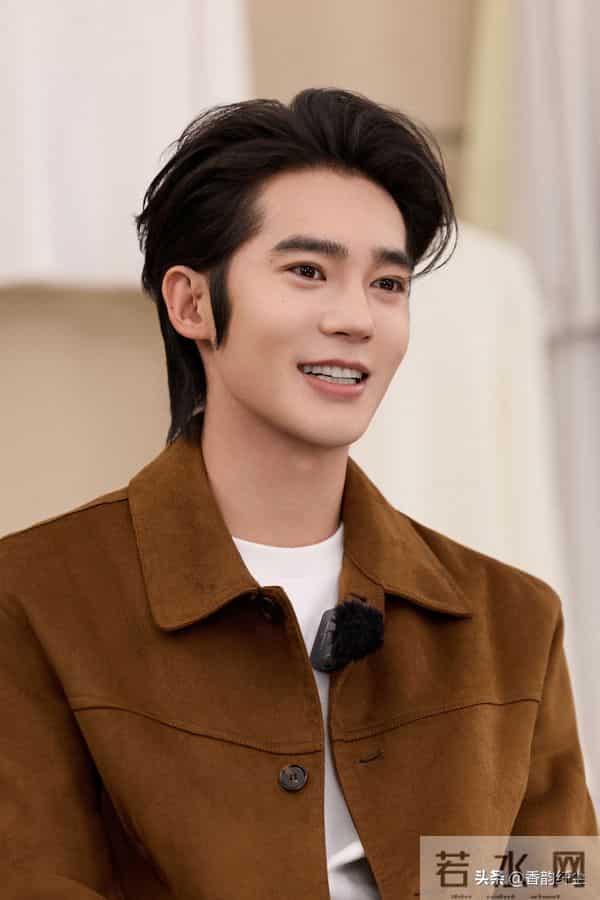 12月首日暖意拉满！于适穿“匠心针线”把温柔焊在穿搭里。