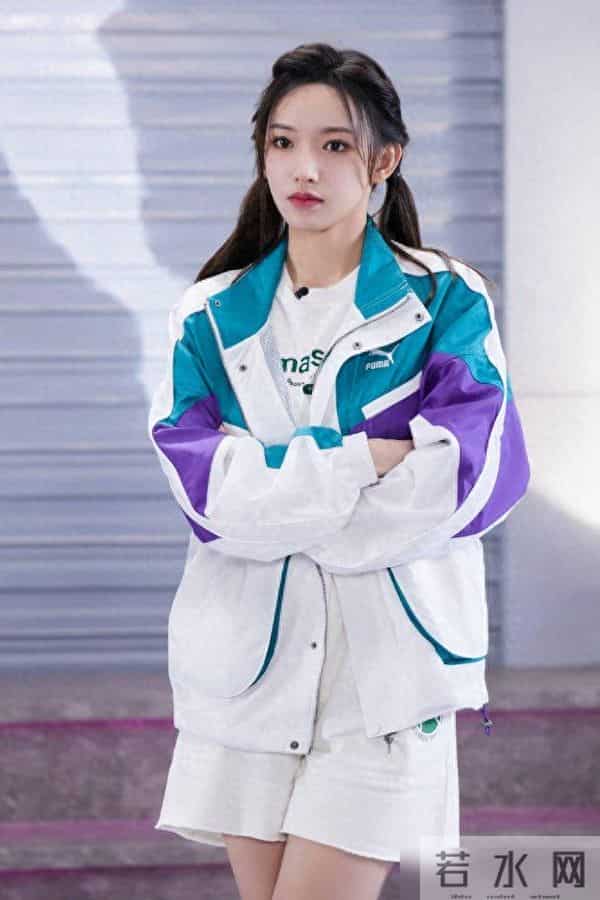 程潇穿出25岁女性时尚新潮流！混搭运动风穿搭，休闲舒适又实用