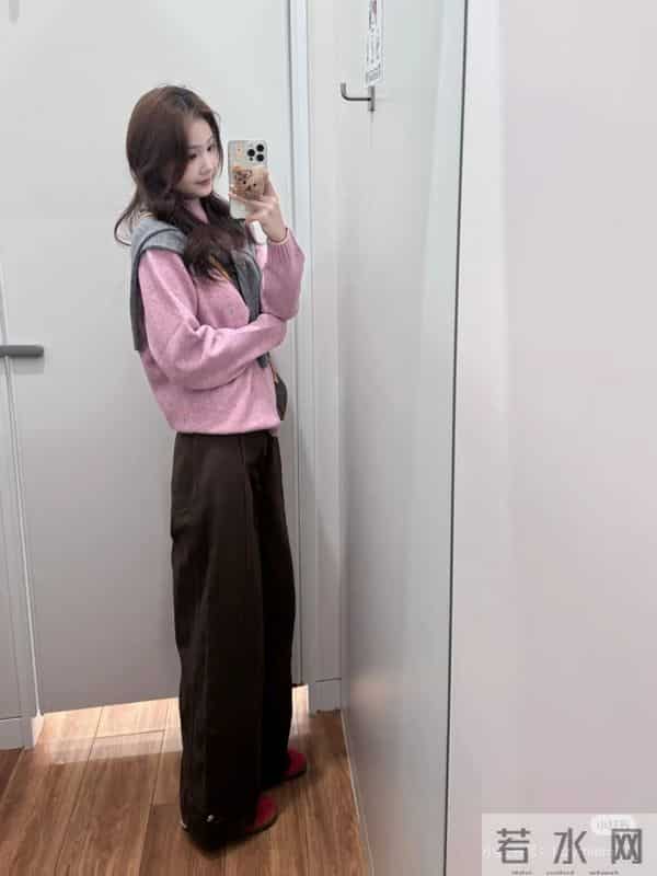 优衣库粉色毛衣+棕咖色直筒裤！