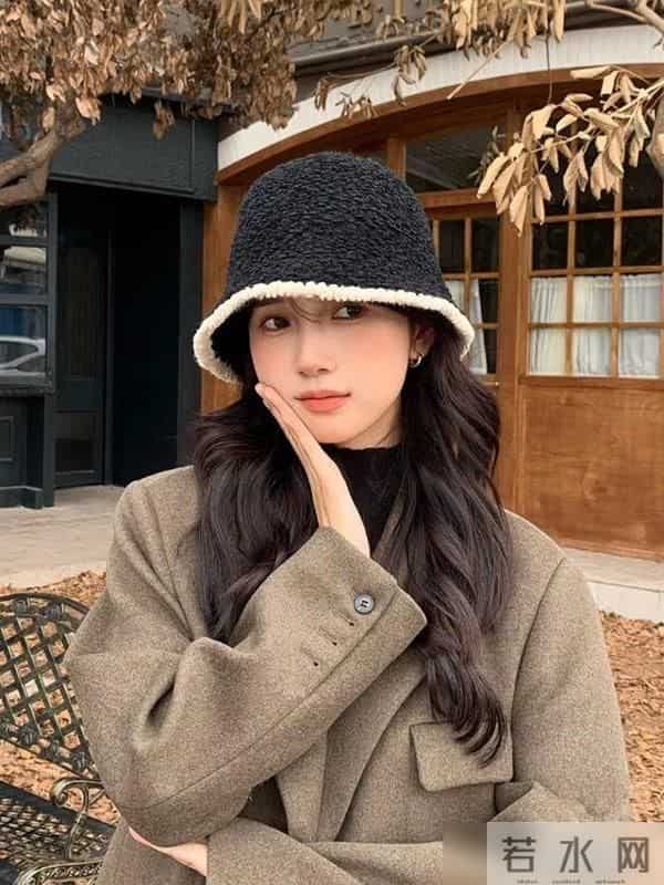 “渔夫帽”才是冬季标配，保暖还洋气显脸小，瞧潮人这样戴多美