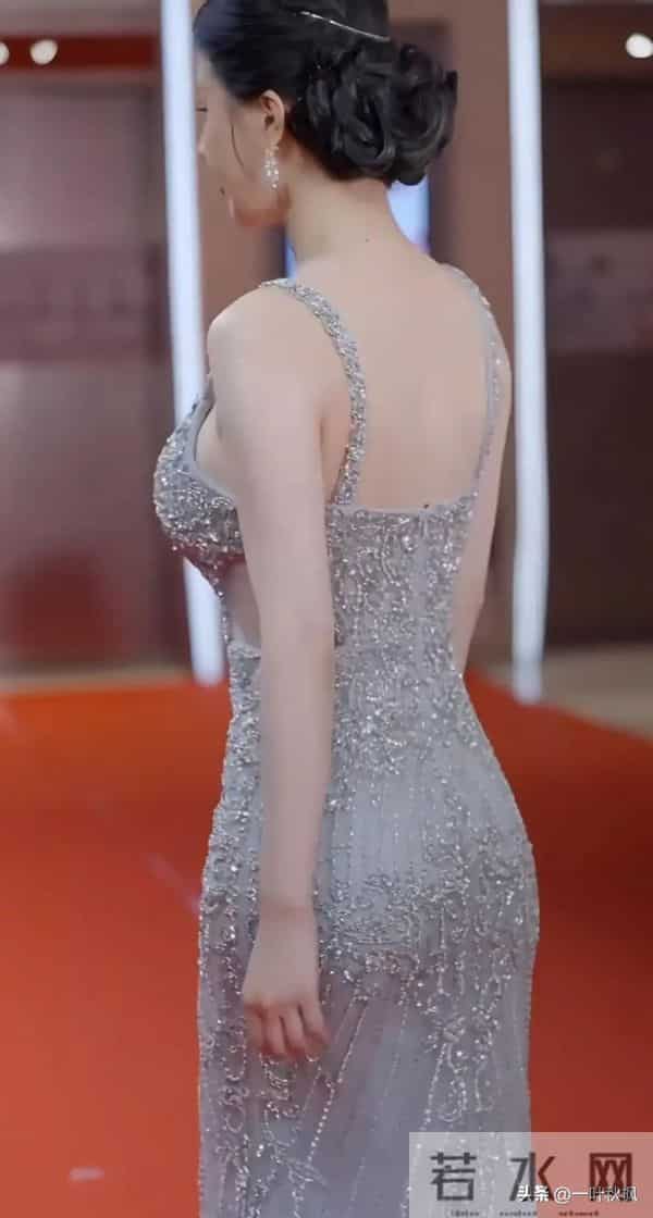 高吉不愧是选美冠军，身材长相都实属一流，美得很啊