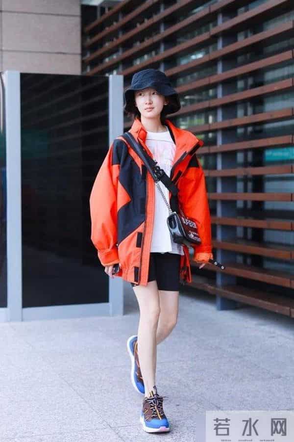 立冬后才发现：不兴羽绒服了！满大街都在穿“冲锋衣”，保暖时髦