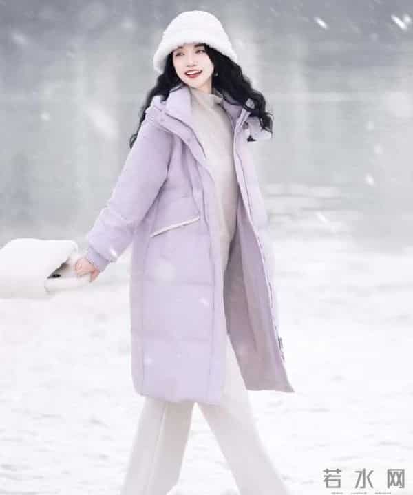 羽绒服颜色选对了才显白减龄，告别黑白灰，多穿这3个“富贵色”