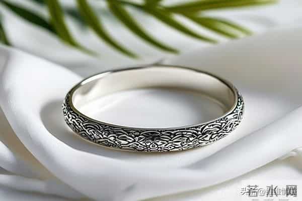 女人不管再持家，也要戴个银手镯，但牢记“3不戴”提醒每个家人