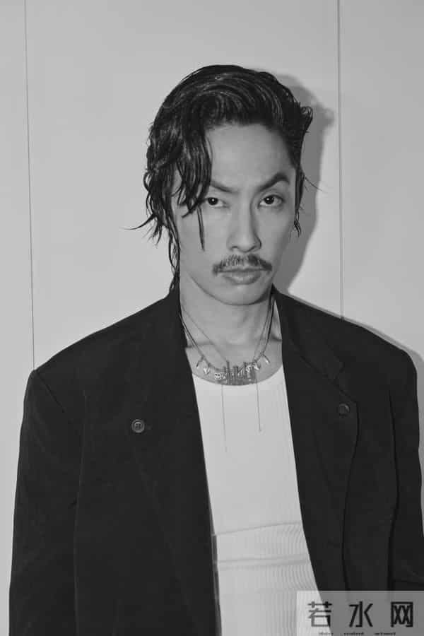 47岁吴建豪“瘦太狠”，穿吊带背心出门真抗冻，胡子拉碴像老头！