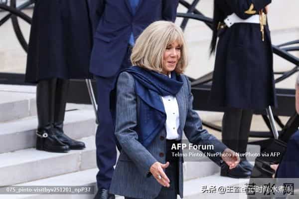 72岁布丽吉特欢迎乌克兰夫人！穿灰西装，踩10cm细高跟，嫩如少女