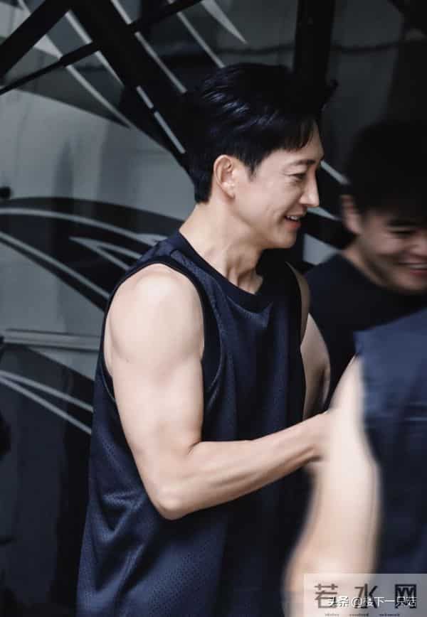 王阳新剧杀青 黑背心配大衣 胸肌发达 肌肉线条流畅 47岁像27岁帅小伙