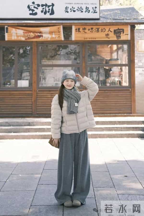 米白色羽绒服+灰调阔腿裤，秋冬这么穿温柔到骨子里！