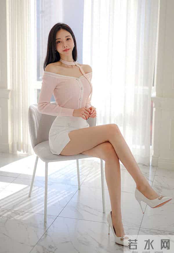 「甜欲轻熟少女风」把粉色的柔甜和露肤细节的小性感揉得又乖又媚