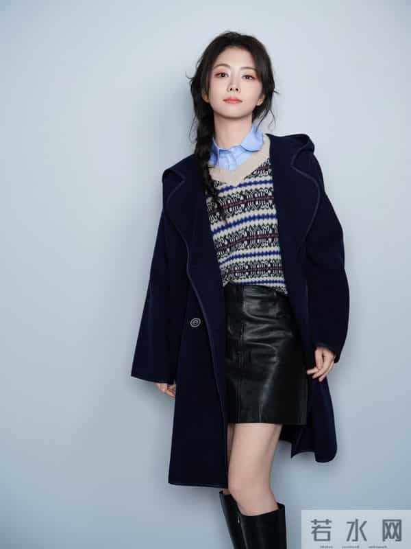 针织衫+皮裙+厚底靴，叠穿的小心机是暖甜又带飒