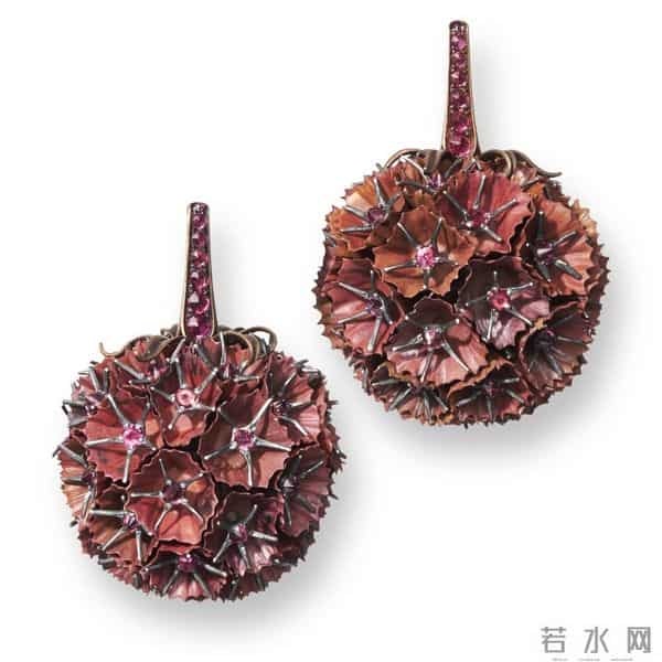 『珠宝』Hemmerle 推出 Scabiosa Stellata 铜制耳环：星芒松虫草