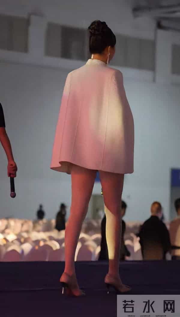 白色蕾丝丝袜普通人根本驾驭不了 也就小姐姐这样的美腿能穿成女神