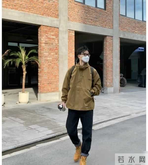 建议男人，今冬别穿羽绒服！换成“冲锋衣+工装裤”，又帅又年轻