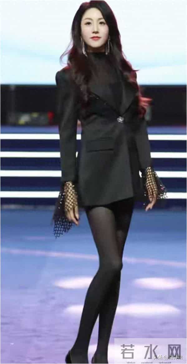 超模导师一徐敏，这颜值身材确实好出众，人间龙物，长相太高级了
