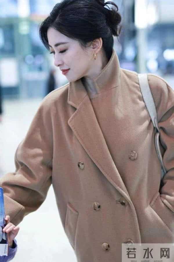 看了朱珠的穿搭，我悟了：秋冬大衣搭配颜色不过三，才更洋气显贵