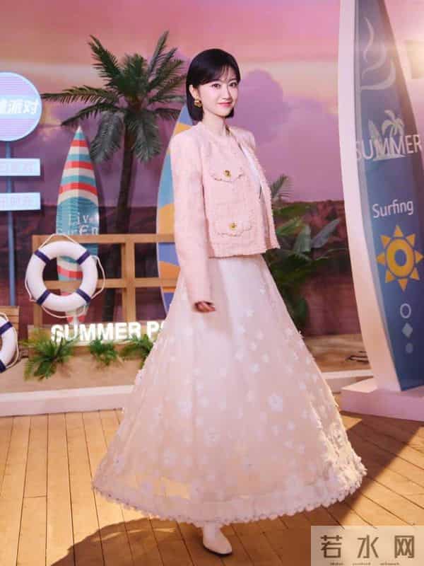 刘亦菲和景甜高端甜美的穿搭，不如白鹿扎染吊带裙清新减龄又时尚