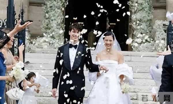 嫁纪梵希30年丧夫，52岁再出道，华裔奶奶凭“老钱脸”炸穿时装周