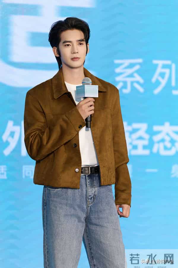 12月首日暖意拉满！于适穿“匠心针线”把温柔焊在穿搭里。