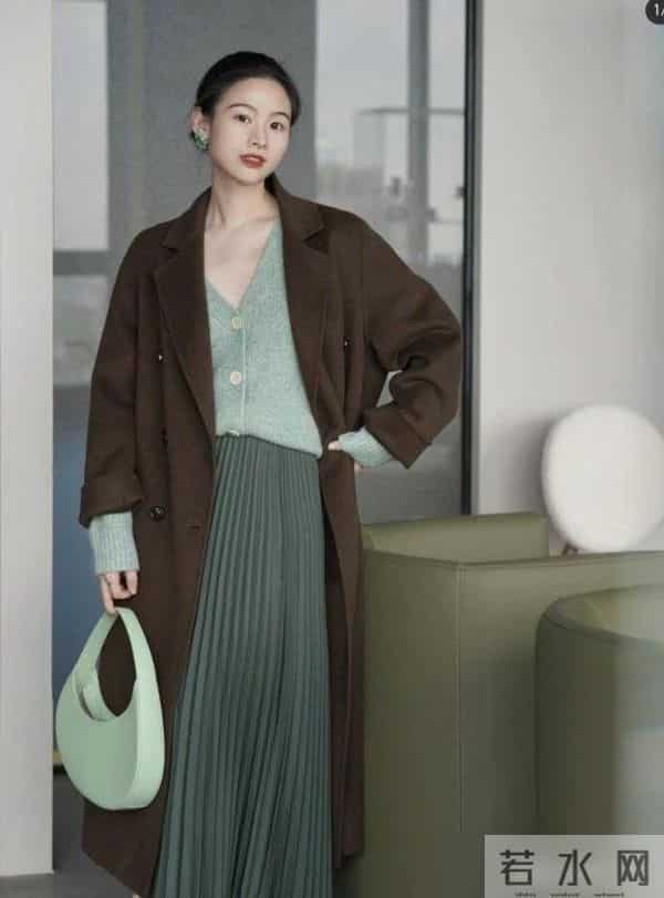 皮肤偏黄偏黑的女人，秋冬少穿“棕色”！这3种颜色更高级显白