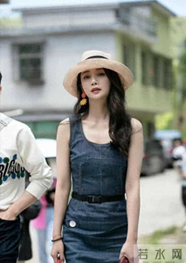 46岁殷桃又在穿搭上做减法，牛仔裙+帽子+长卷发，高级感轻而易举