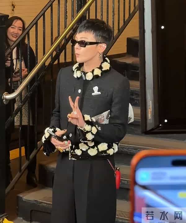 纽约大秀：王一博留大妈头，辛芷蕾国际范足，权志龙狗啃刘海辣眼