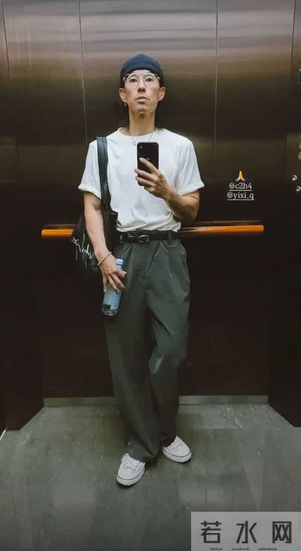 47岁吴建豪“瘦太狠”，穿吊带背心出门真抗冻，胡子拉碴像老头！