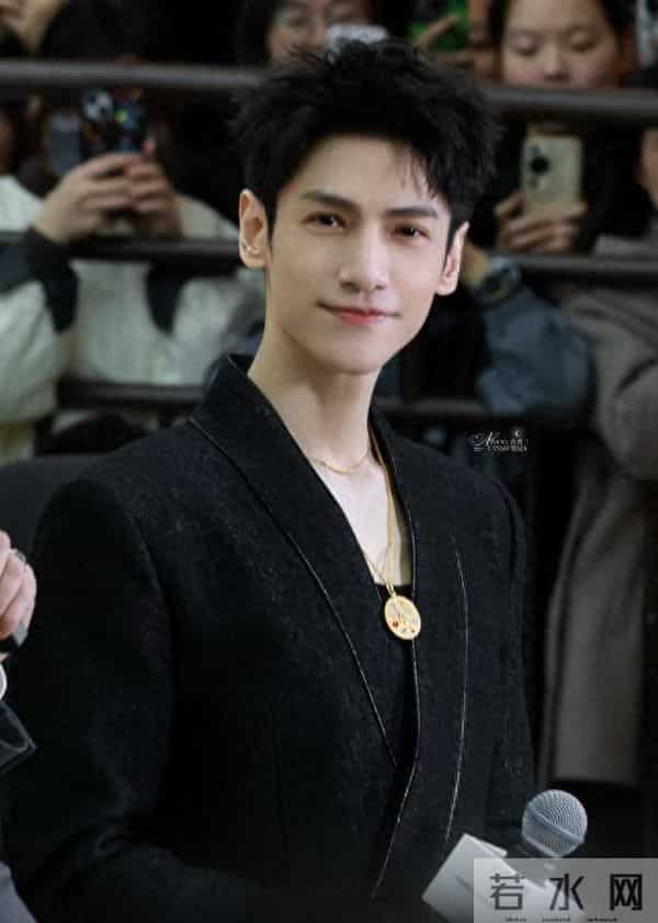 罗云熙空降杭州状态不佳！脸颊凹陷瘦成皮包骨，笑容诡异引热议