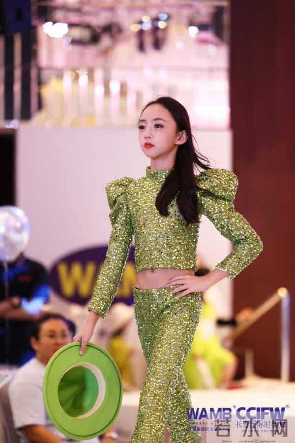 2025长春国际时装周 “落音”品牌年度首秀演绎冰雪风尚