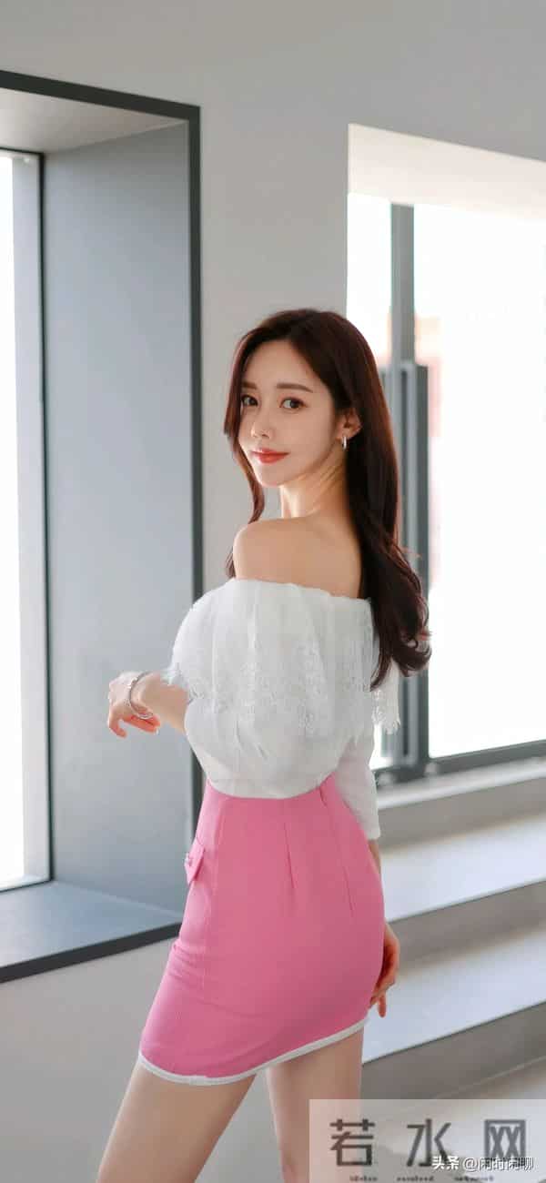 一字领露肩白衫，配粉色高腰短裙，简约优雅。