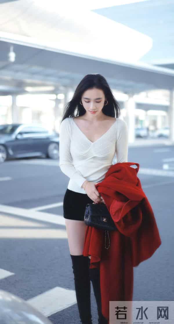 「明艳松弛辣妹风」把高饱和红的气场和露腿的轻性感揉得又艳又飒