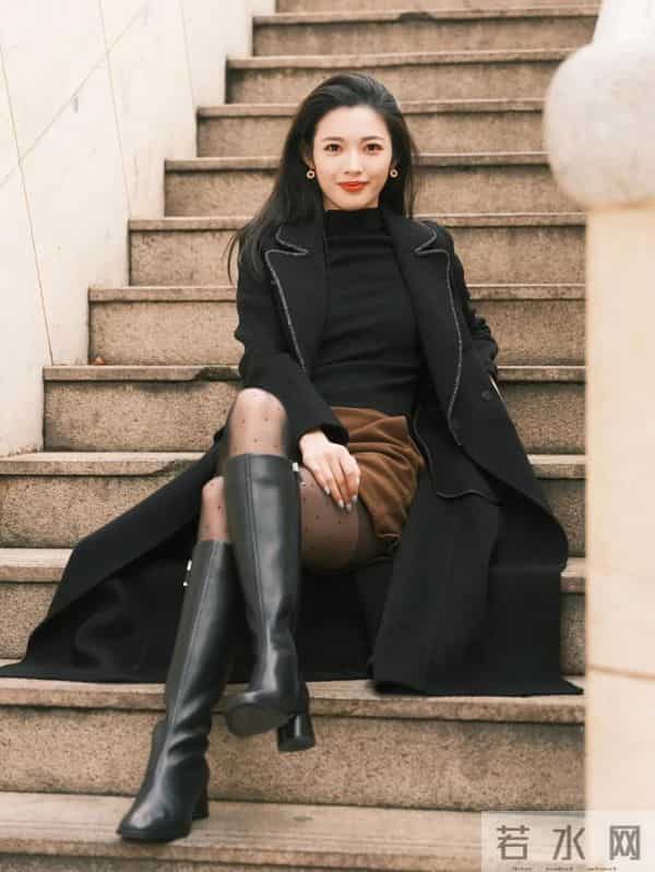 黑色大衣+毛呢短裤+波点袜+长靴，优雅又松弛的秋冬氛围感穿搭