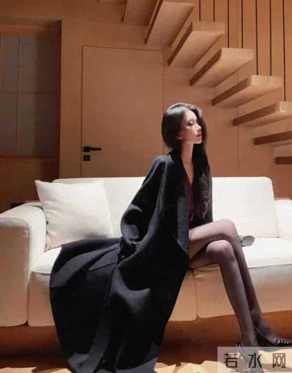 秋冬“黑大衣＋黑丝”， 这样穿好有气场！