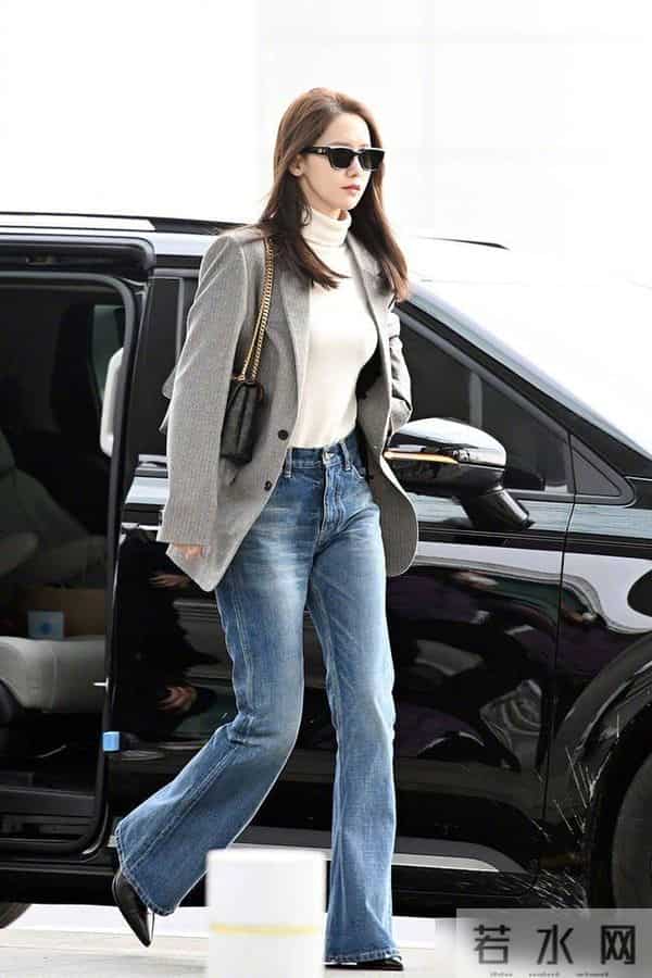 极简风穿搭的三个特点：简约、干净、利落的设计，休闲舒适又时尚